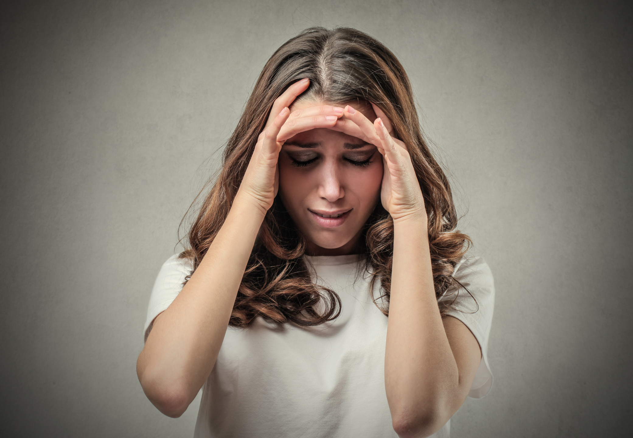 мужчина бьет женщину психология. женщина ругается. орущая женщина. чел кричи на красном фоне. головная боль.